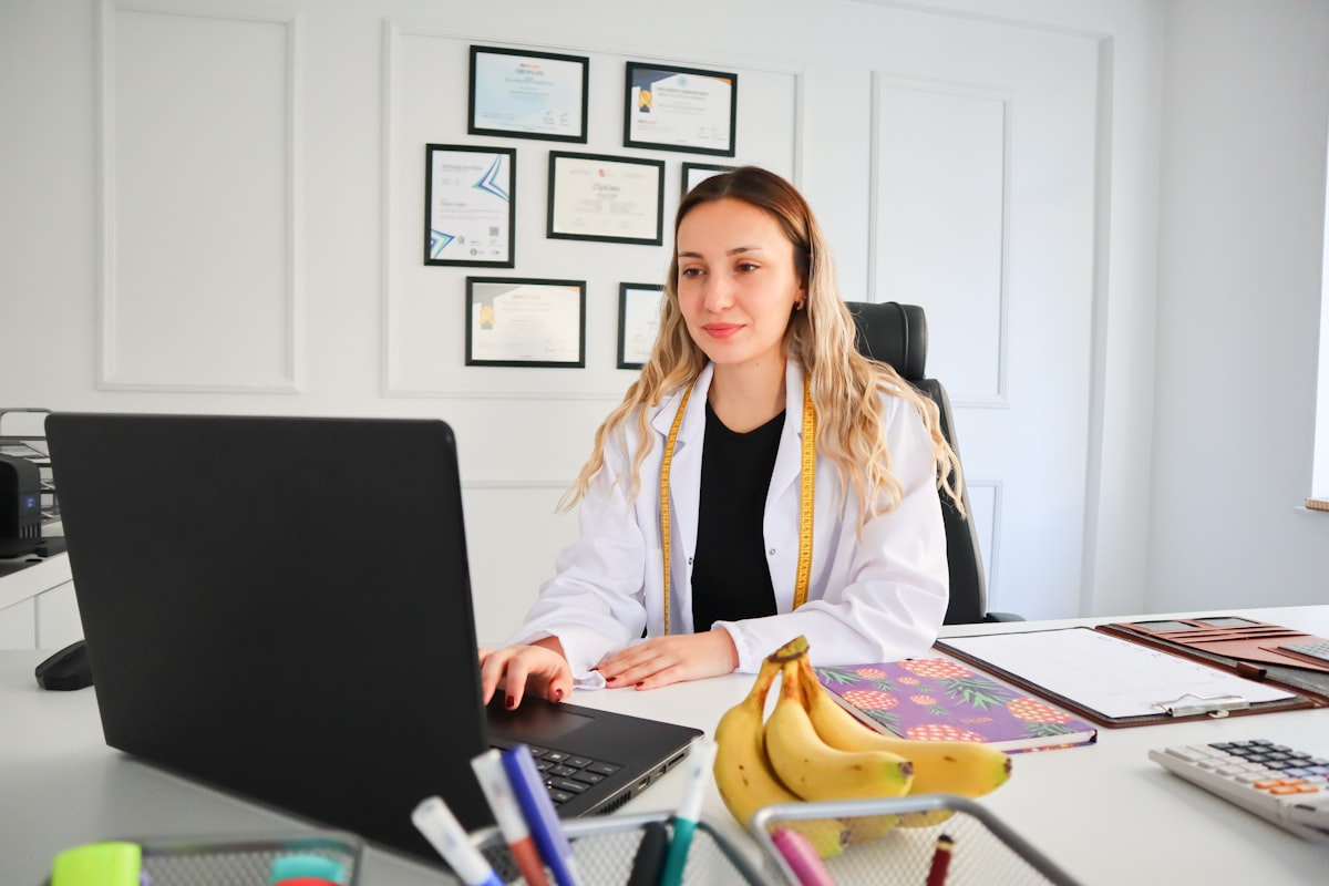 Nutrizionista online che prepara diete personalizzate